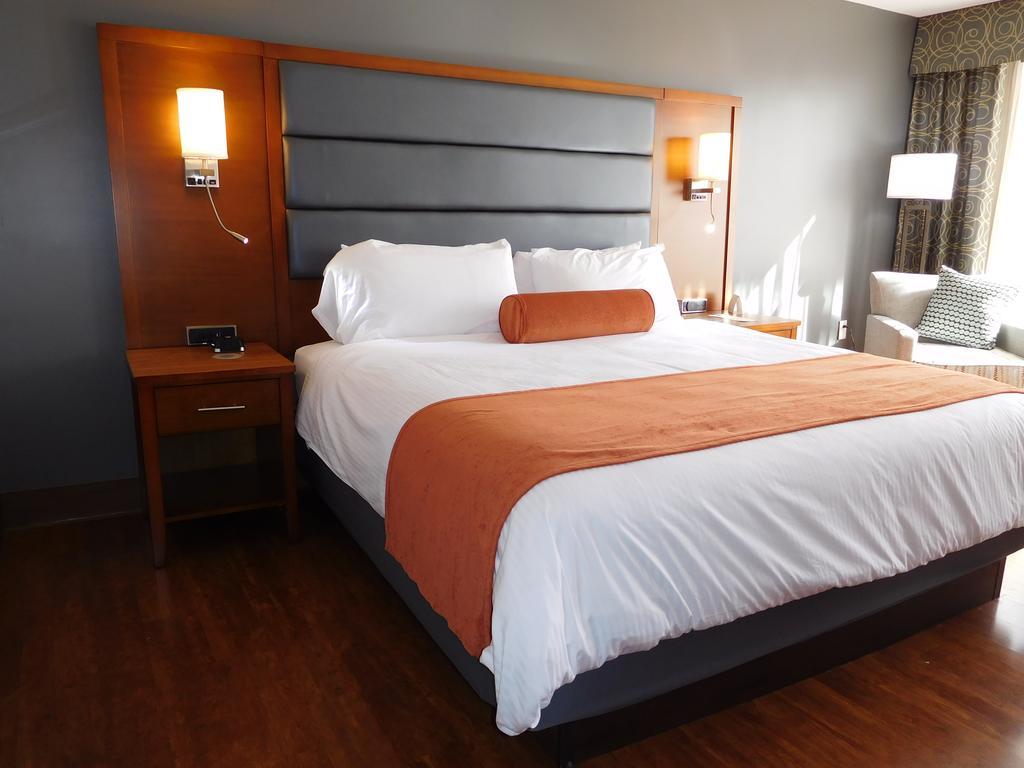 วินด์แฮม การ์เดน กรีนส์โบโร Hotel ภายนอก รูปภาพ